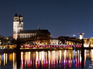 Magdeburger Dom und Hubbrücke bei Nacht
