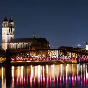 Magdeburger Dom und Hubbrücke bei Nacht